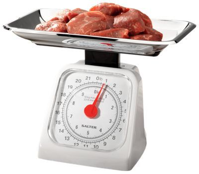 Pedaços de carne sobre a balança
