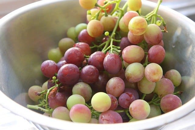tigela com uvas