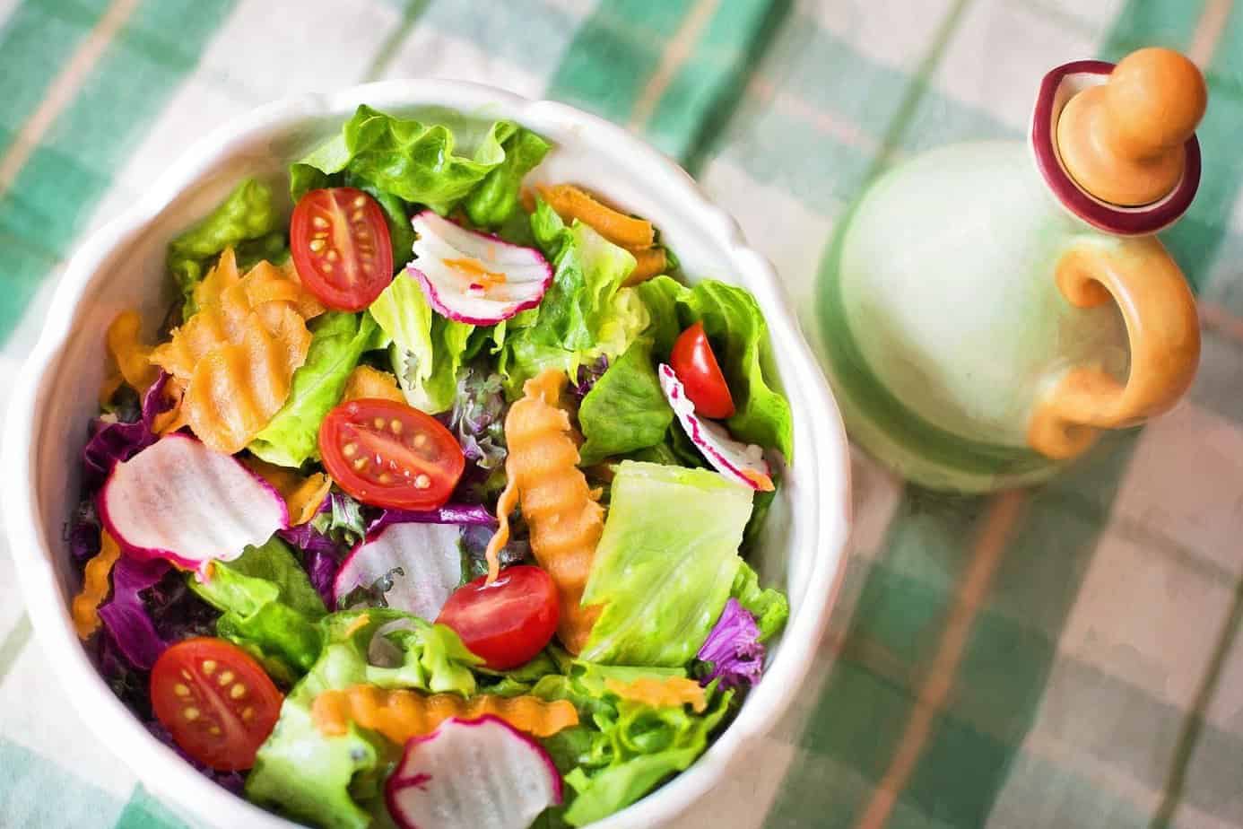 tigela com salada - vegetariana