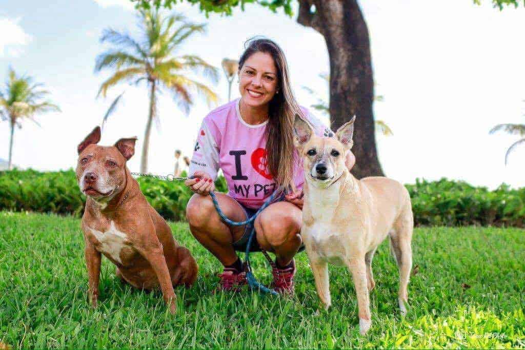 Dog walker Priscilla Godoy e suas cadelas